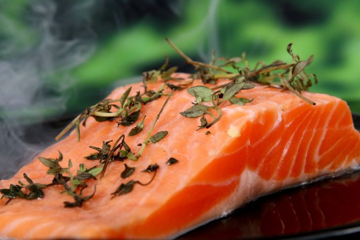 5 продуктов, которые могут помочь замедлить процессы старения лосось