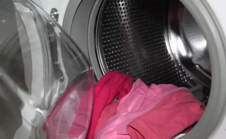 Как убрать старый налёт с дверцы и люка стиральной машины: простой способ
