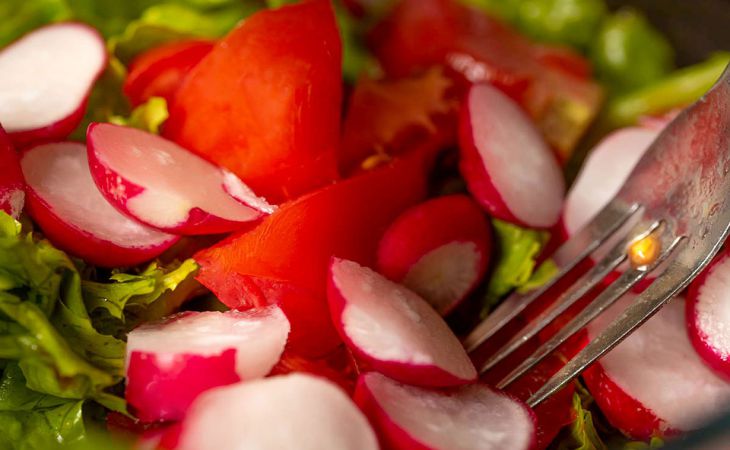 Чем «припудрить» редис, чтобы овощи выросли крупными и сочными: важная и копеечная подкормка