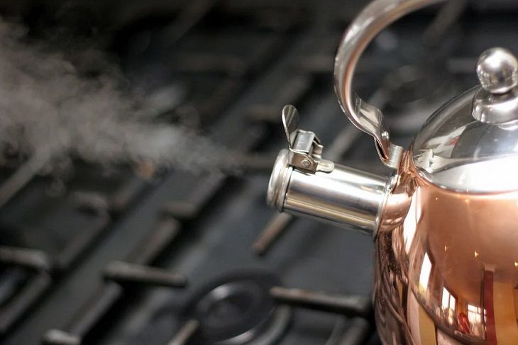 Очищаем за 5 минут кастрюли и чайники до ослепительного блеска