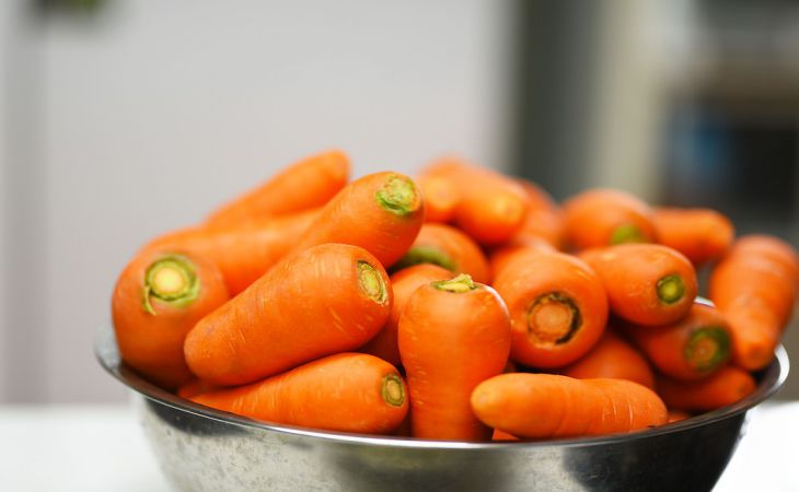 Что добавить в почву в начале мая, чтобы морковка росла крупной, ровной и без корявостей