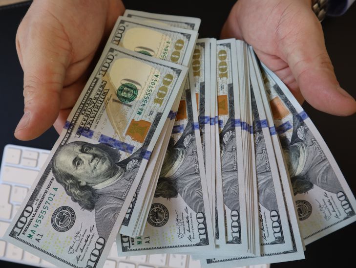 В России банкам вновь разрешили продавать населению наличную валюту деньги