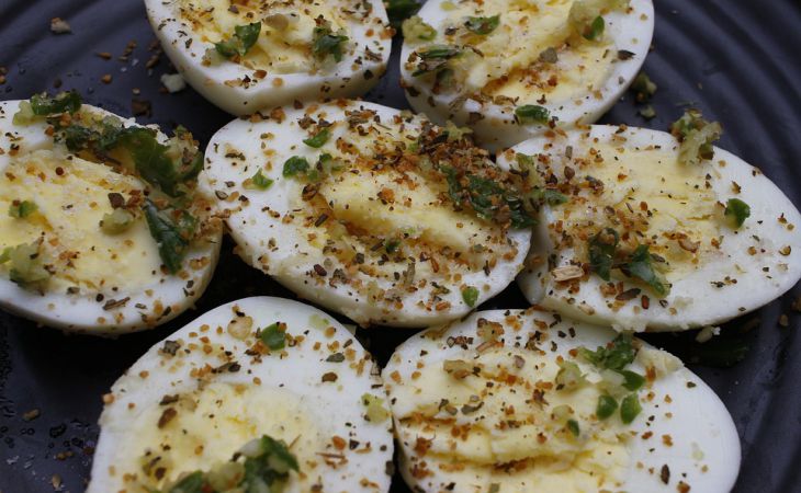 Что добавить в кастрюлю, когда варите яйца, чтоб они легко чистились