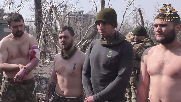 С «Азовстали» вышли сложившие оружие пять украинских бойцов люди