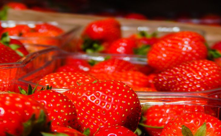 Что насыпать на грядки с клубникой, чтобы урожаю ягод дико завидовали все соседи 