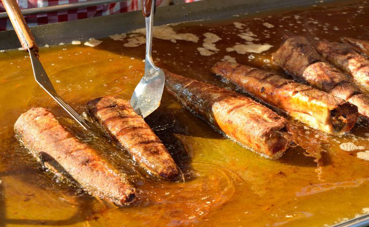 Знающие хозяйки не обваливают рыбу в обычной муке: рыба не прилипает и запах не стоит по всей квартире, если заменить панировку