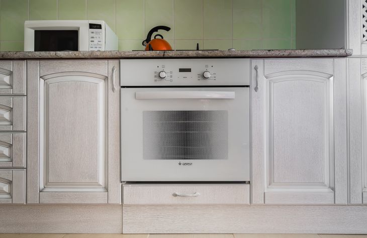 Какое копеечное средство поможет очистить духовку до блеска: хозяйкам на заметку кухня