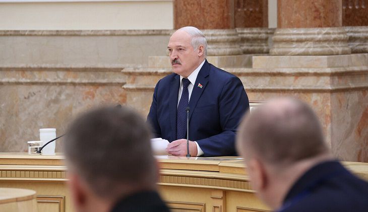 Лукашенко: мы снесем голову любому, кто хочет нарушить мир и покой в Беларуси Александр Лукашенко