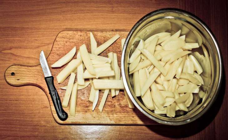 Чтобы приготовить идеальную жареную картошку с хрустящей корочкой, на каком этапе добавить соль