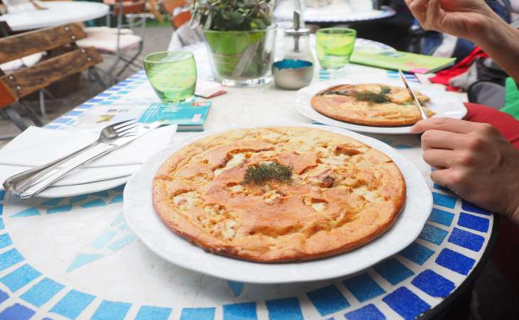 Омлет, который нравился всем детям в 90-х: что добавить к яйцам, чтобы приготовить такой же 