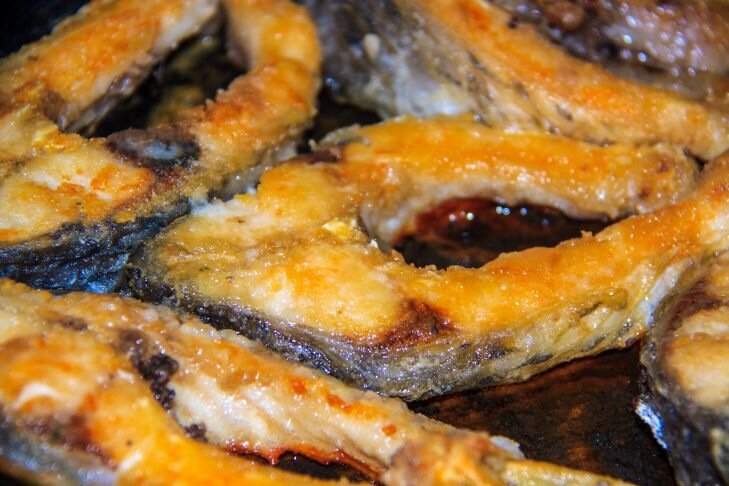 Зачем повара солят масло, на котором планируют жарить рыбу: секрет профессионалов рыба
