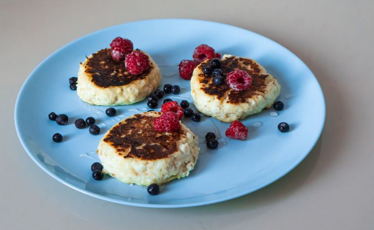 Пышные сырники без соды и муки, которые не теряют свою форму: как приготовить