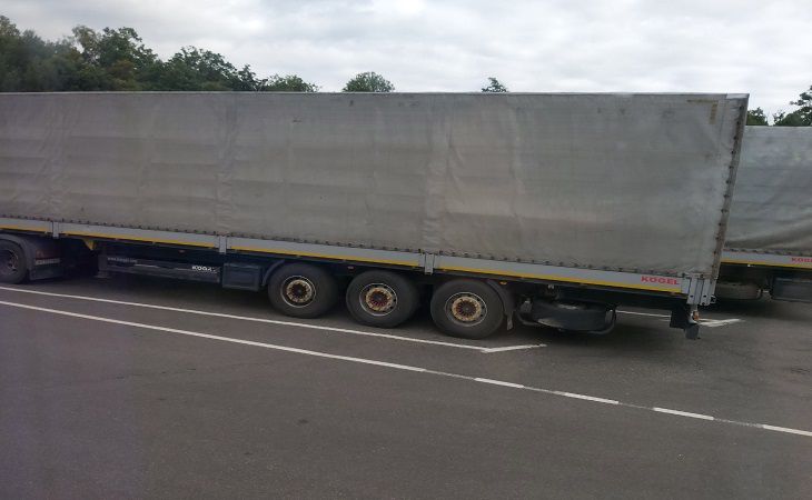 Под Белгородом обстреляли гуманитарную колонну фуры