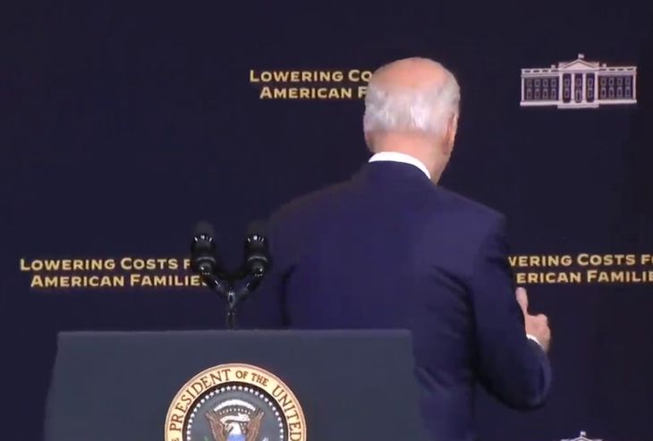 Джо Байден попытался пожать руку невидимому собеседнику Байден