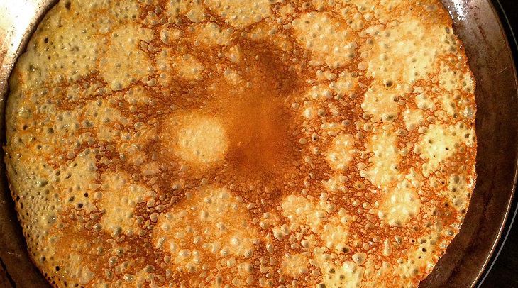 Замечательные тонкие блины с маленьким секретом, которые получатся даже у начинающих кулинаров Блин