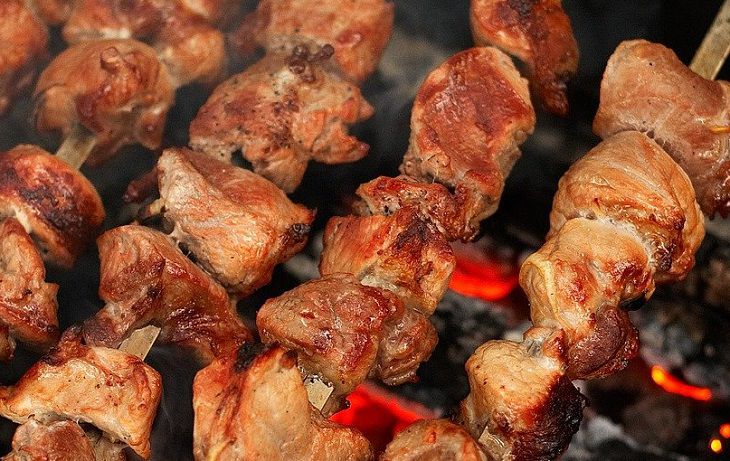 Как выбрать мясо для шашлыка: 4 главных признака