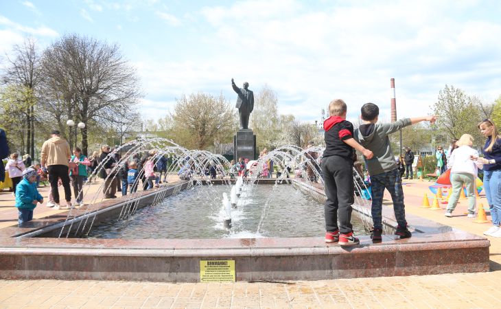 В Гомеле открылся сезон фонтанов. Посмотрели, как красиво это было Гомель, фонтан