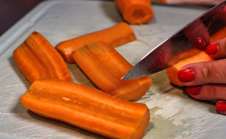 Морковь вырастет кривой и скрученной, если допустить эти 4 ошибки: как не нужно делать 