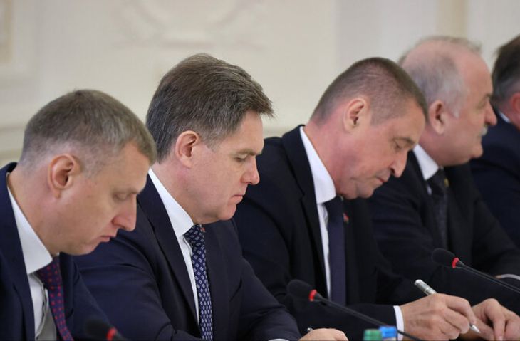 Лукашенко укорил правительство за высокие цены на машины Geely чиновники