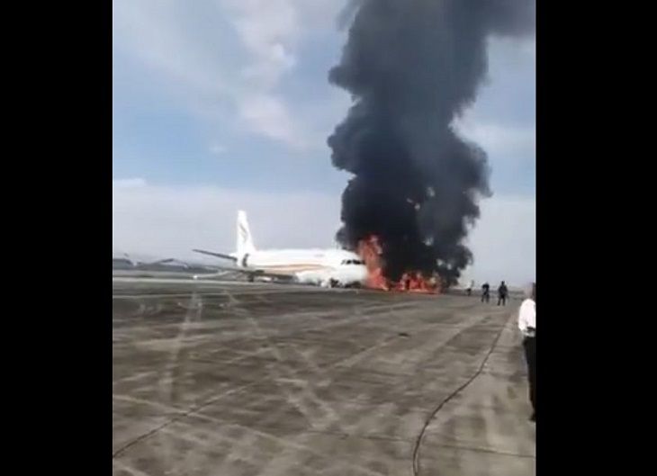 В Китае при взлете загорелся пассажирский самолет: десятки пострадали пожар