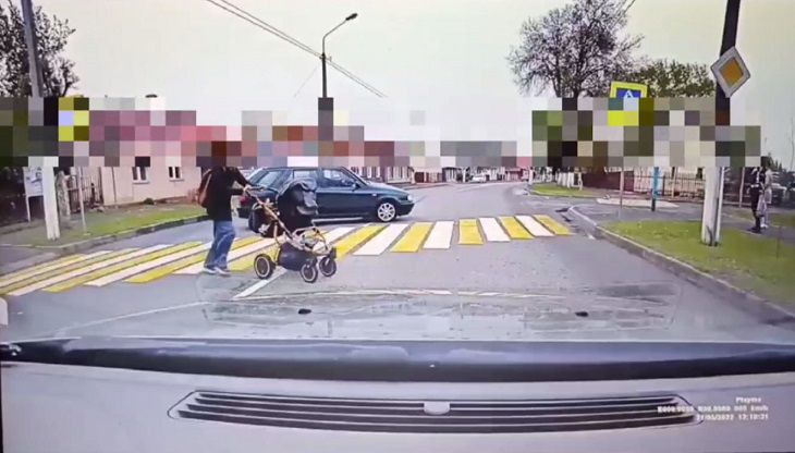Чудом избежал трагедии. В Беларуси водитель на «зебре» едва не сбил женщину с коляской ДТП