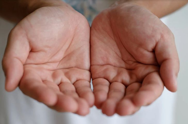 Названы симптомы проблем с почками, которые проявляются на руках