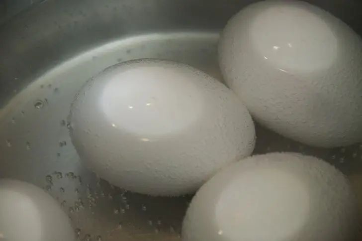 Лайфхак, как идеально приготовить яйца: так делают повара в отелях, но можно попробовать дома