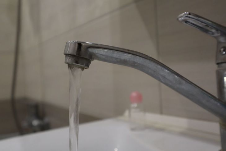 Как за 5 секунд убрать известковый налет с сантехники: неожиданный и простой способ кран
