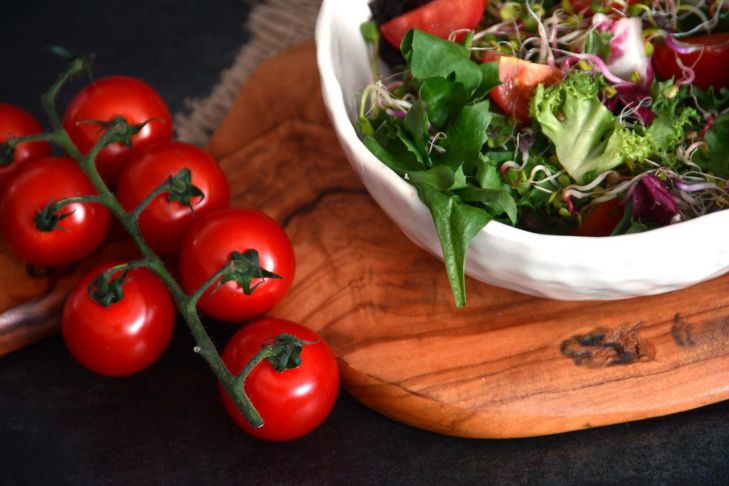 Секрет идеального овощного салата: вот что нужно сделать с помидорами за 30 минут до приготовления блюда