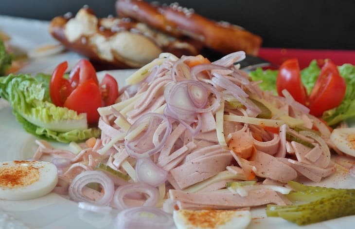 Луковица вредит вкусу: рецепт салата, который обходит оливье и крабовый благодаря особой заправке