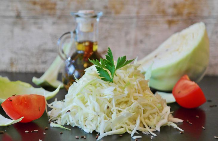 Какие ингредиенты нужно добавить в тушеную капусту, чтобы она стала намного вкуснее: хитрости поваров