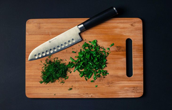 Порубленная ножом зелень