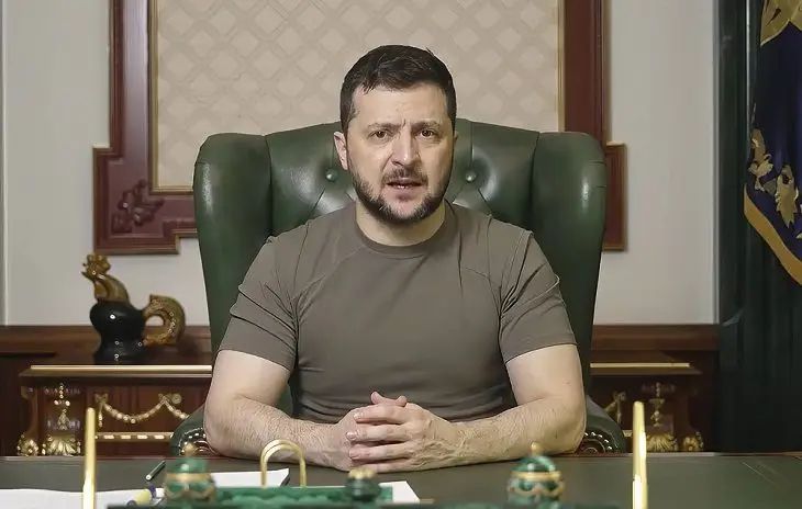 Уволенный глава СБУ в Харьковской области потребовал извинений от Зеленского Зеленский