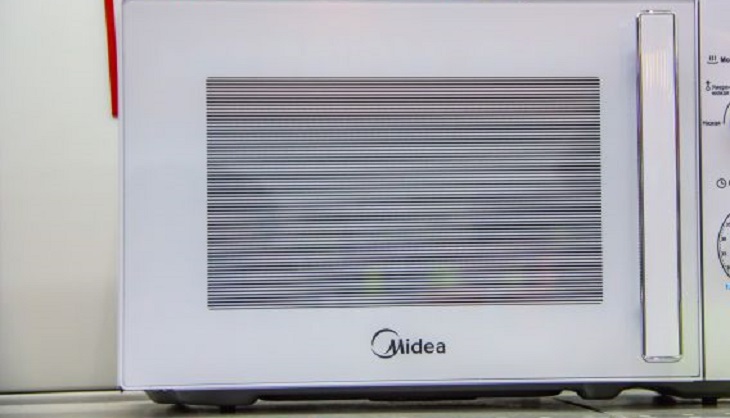 Хитрый трюк с губкой, благодаря которому микроволновку можно очистить даже в труднодоступных местах Микроволновка