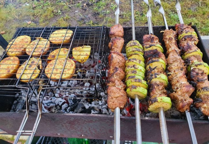 Лучший маринад для шашлыка всего из двух ингредиентов: даже грудка благодаря ему тает во рту Шашлыки