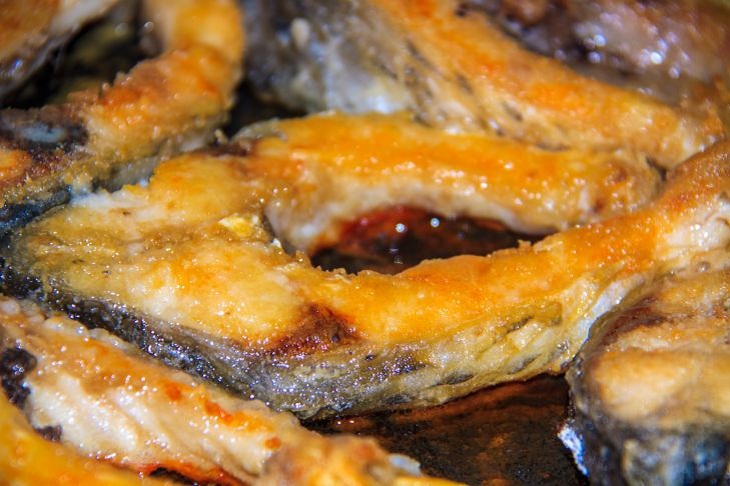 Луковый маринад для рыбы: сочными и вкусными получаются блюда даже из минтая, судака и хека Жареная рыба