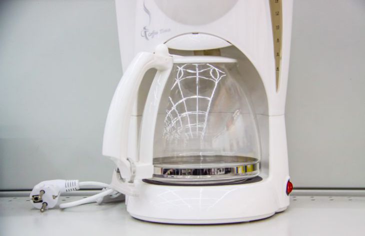 Какой простой способ позволит избавить чайник от накипи: бабушкина хитрость чайник