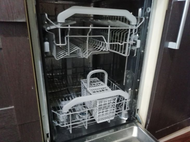 Можно ли открывать посудомоечную машину во время работы?