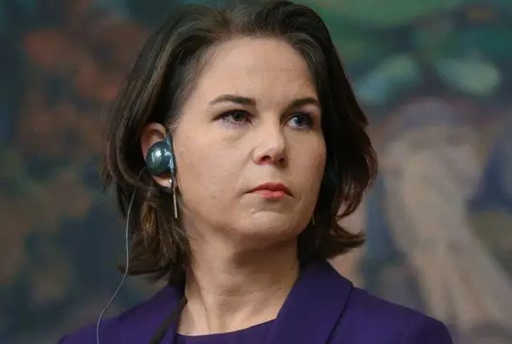 МИД ФРГ призвал ЕС не захлопывать двери перед Украиной Бербок