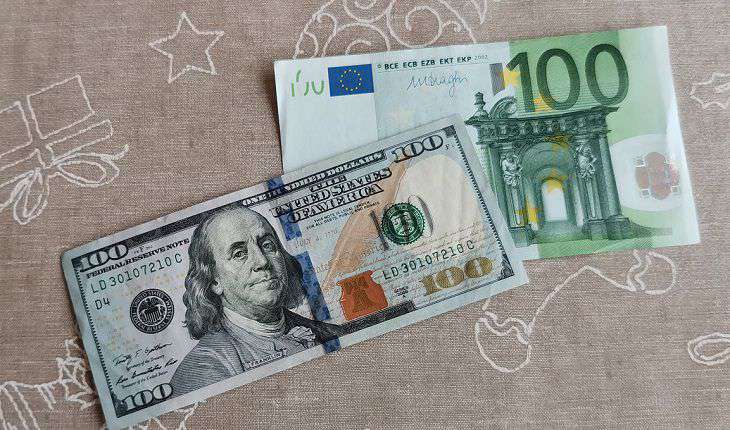 Что делать с «токсичными» долларами и евро, рассказали эксперты