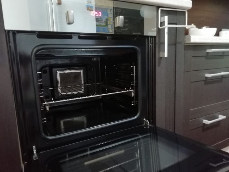 Зачем опытные хозяйки периодически посыпают поверхность духовки солью: интересный лайфхак духовка