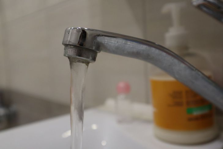 Обычная перекись сэкономит кучу денег на покупке бытовой химии: как можно применять копеечное средство из аптеки Водопроводный кран