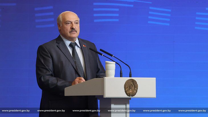 Лукашенко назвал партии, с которыми в Беларуси будут бороться Лукашенко