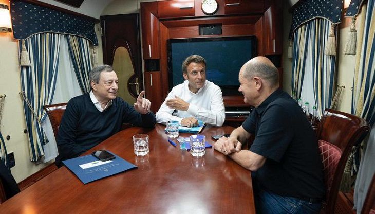 Медведев отреагировал на приезд в Киев Шольца, Макрона и Драги Макрон