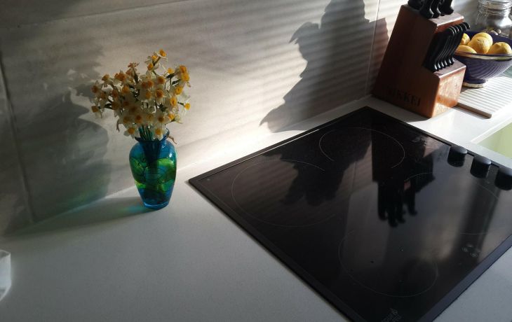 Топ ошибок неопытных хозяек при готовке на стеклокерамике: это может испортить варочную панель навсегда Варочная панель