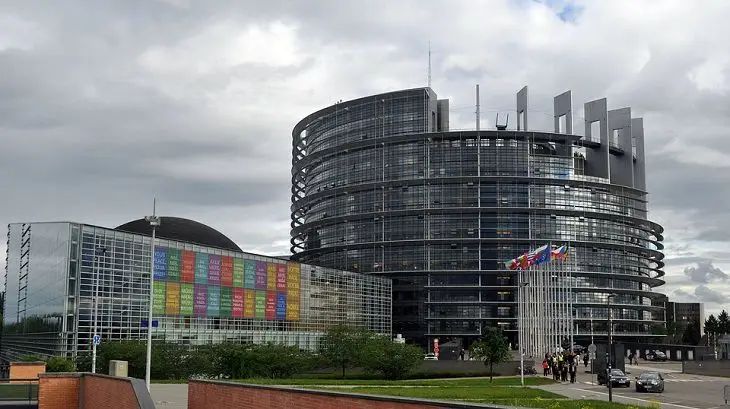 Европарламент выступает за предоставление Украине статуса кандидата в ЕС флаги