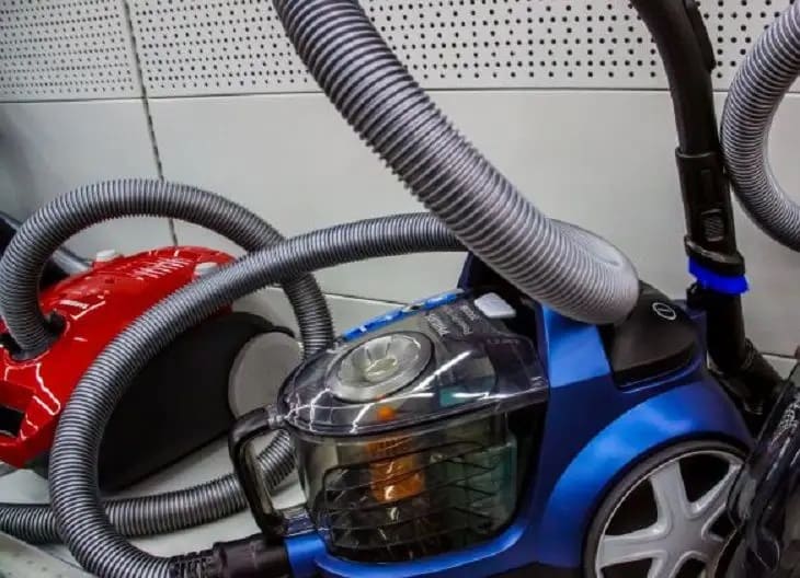 Неприятный запах из пылесоса: почему он возникает и простой способ его устранить Пылесос