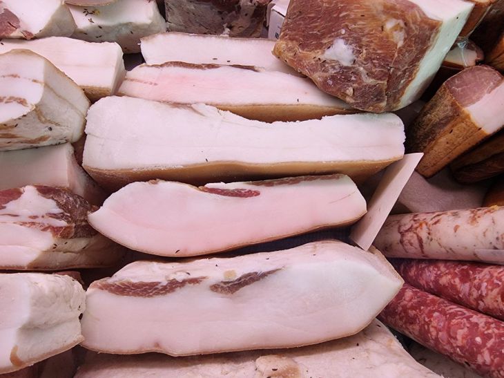 Почему умные хозяйки не выбрасывают шкурки с сала: кулинарные хитрости сало