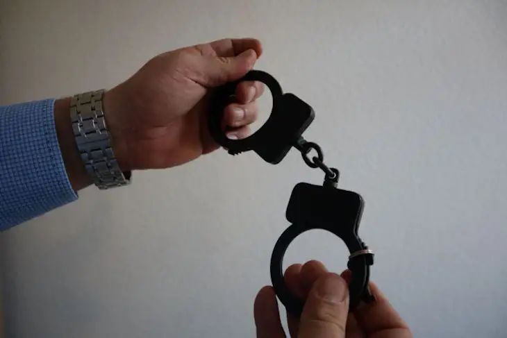 Нацполиция Украины сообщила, что предотвратила теракт против руководства страны наручники