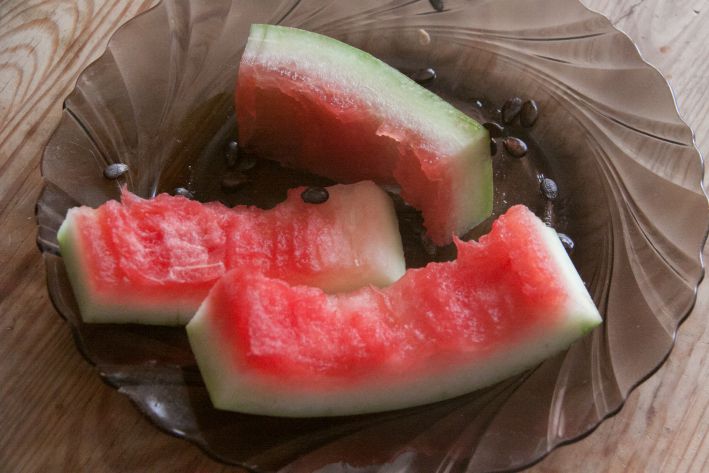 Для чего опытные огородники раскладывают арбузные корки на грядах арбуз